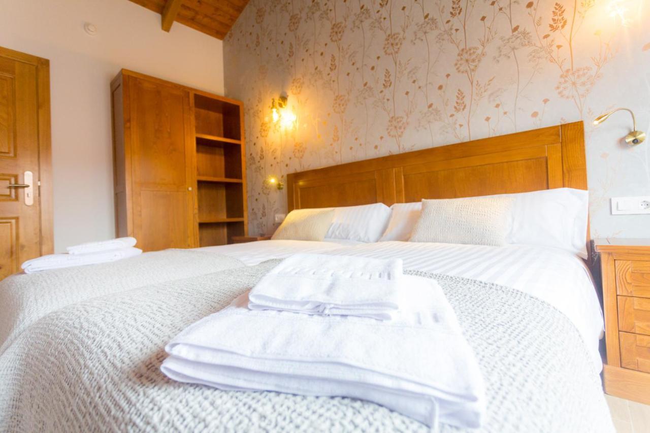 Hotel Casa Da Ponte De Penas Melide Esterno foto